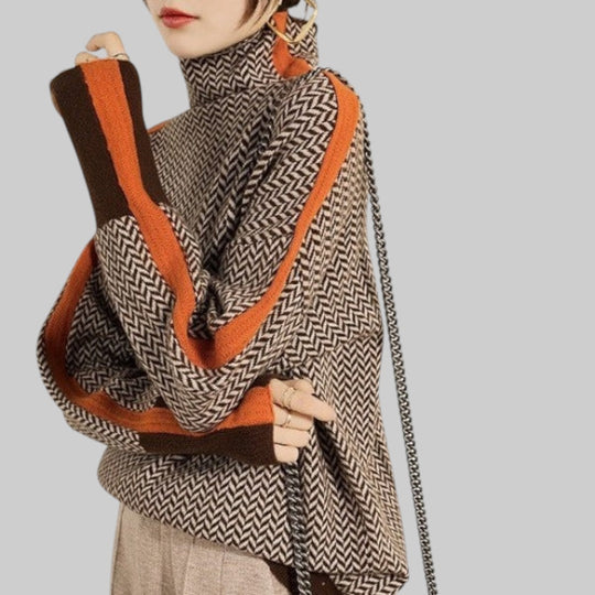 Елена – Mеланжиран пуловер с висока яка и изразителни контрастни полоси